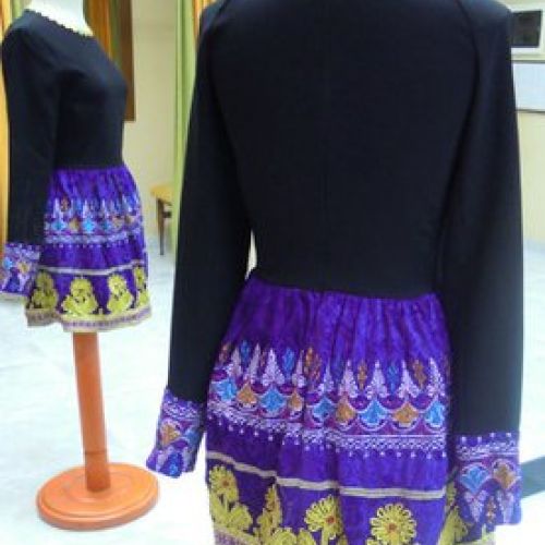 Vestido realizado con telas afganas y punto, trasero