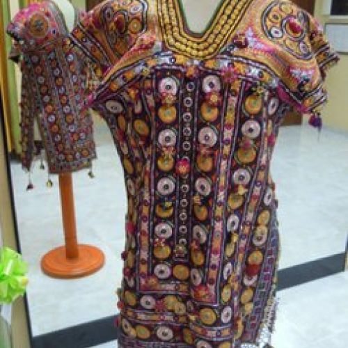 Vestido confeccionado con telas indias, delantero