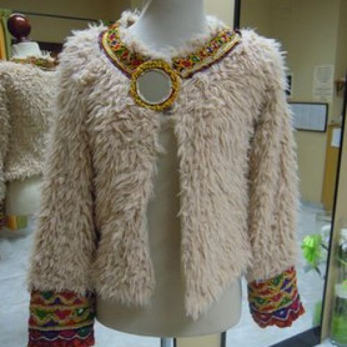 2  Resultado final: Abrigo adornado con telas de la India y rosetón de abalorios (delantero)