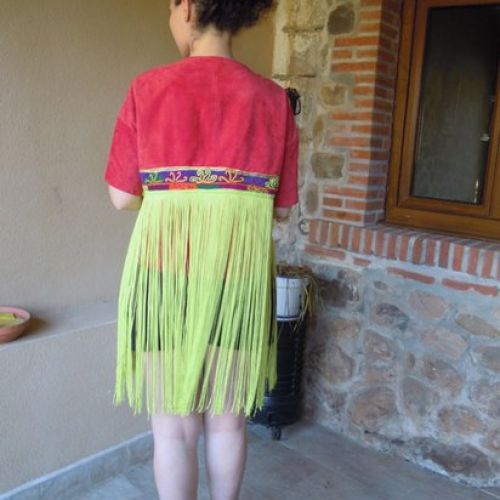 Chaqueta étnica confeccionada en serraje con adorno de tela afgana y fleco de cuquillo (trasero)