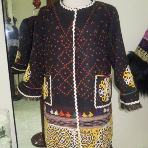 Abrigo confeccionado con tela de lana de Afganistán y cuello de piel de mapache (delantero sin cuello)