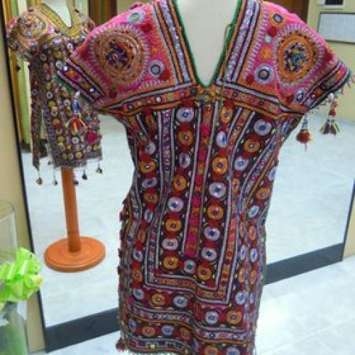 Vestido confeccionado con telas indias, trasero