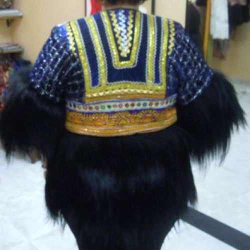 Abrigo confeccionado con telas afganas y piel, trasero