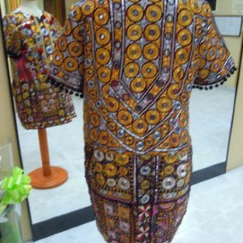 Vestido confeccionado con telas indias doradas, trasero