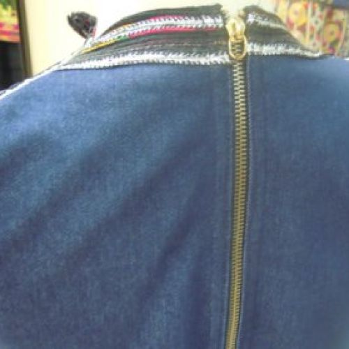 Detalle del cuello y hombros del vestido realizado con tela india y vaquera (3)