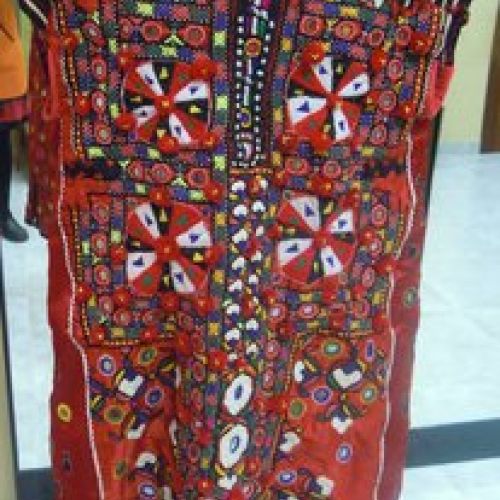 Vestido rojo realizado con telas pakistanies, trasero