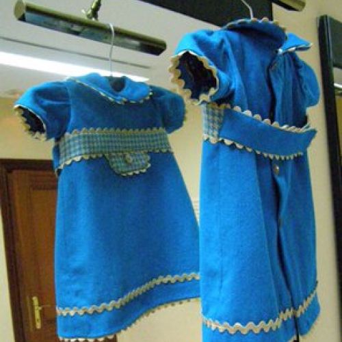 Colección Otoño Azul 2010. Vestido con bolsillo sin puntillas, delantero y trasero (1)