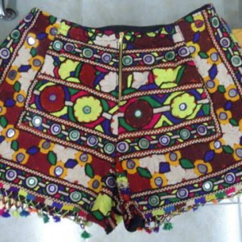 Bermuda étnico vintage confeccionada con telas de India (detalle delantero)