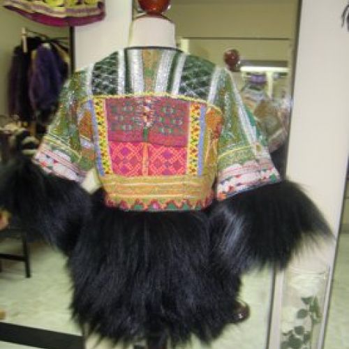 Chaqueta confeccionada con telas de Afganistán y pelo de cabra del (trasero)