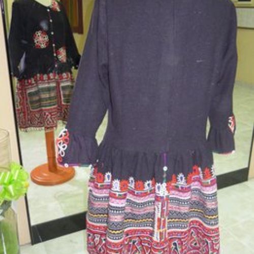 Vestido confeccionado con telas indias, trasero