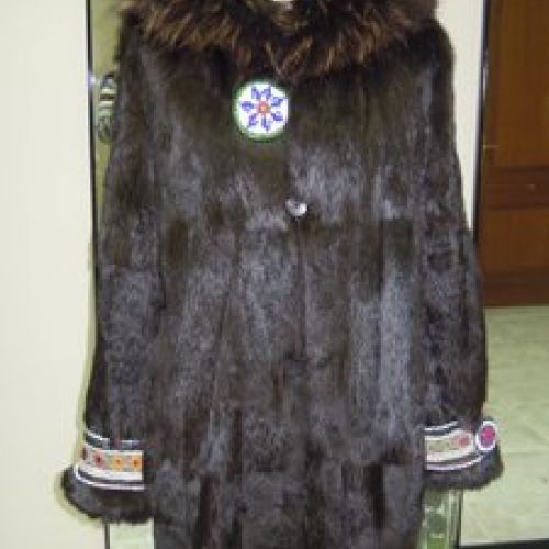 Abrigo de piel customizado con telas y medallones afganos