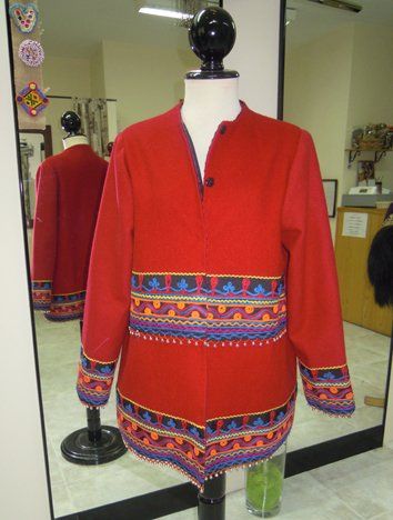 Abrigo de paño de lana  adornado con telas y abalorios afganos