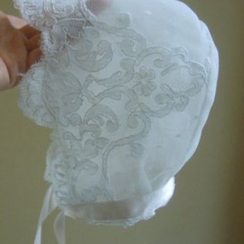 Capota a conjunto con el faldón de bautizo de encaje (lateral)