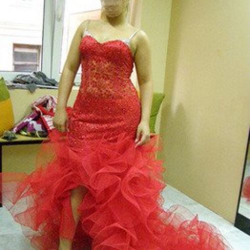 Vestido de fiesta rojo, visto de frente mostrando abertura (2). (Confeccionado en el año 2010)