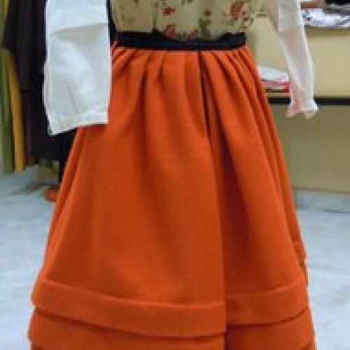 Traje de campurriana de niña (trasero)
