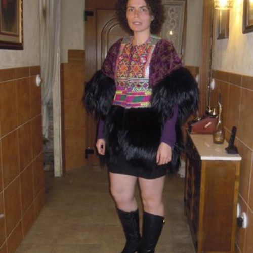 Abrigo étnico vintage confeccionado con telas de Afganistán y piel de cabra del Himalaya (delantero)