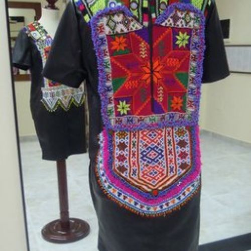 Vestido de cuero adornado con telas de India, Afganistán y abalorios afganos (trasero)
