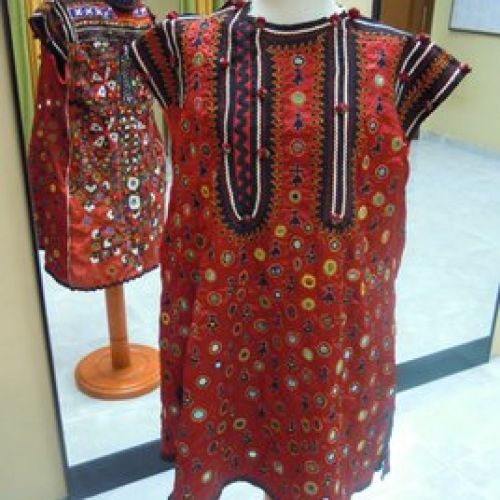 Vestido rojo realizado con telas pakistanies, delantero
