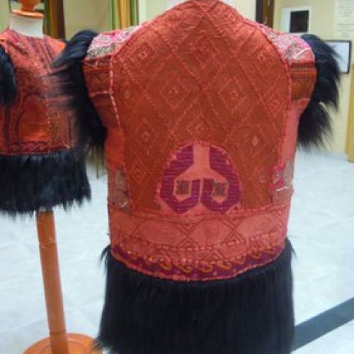 Chaleco realizado con tapices indios y pelo de angora, trasero