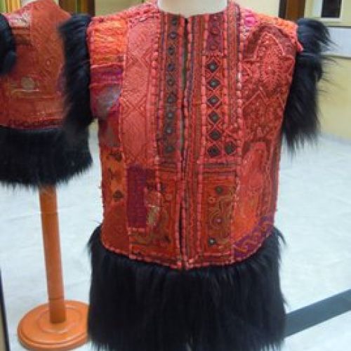 Chaleco realizado con tapices indios y pelo de angora, delantero