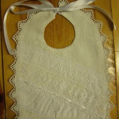 Babero beige. Delantero