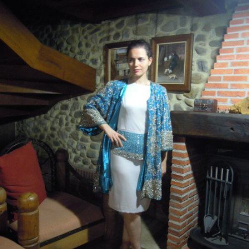 Abrigo joya y vestido básico