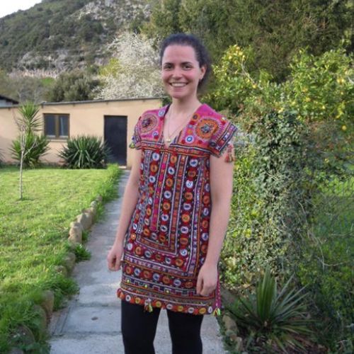 Vestido étnico vintage confeccionado con telas de India bordada con trabajo de espejos y cuero (delanter