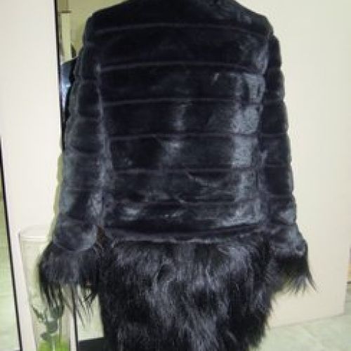 Abrigo de piel de conejo customizado con piel de cabra del Himalaya (trasero)