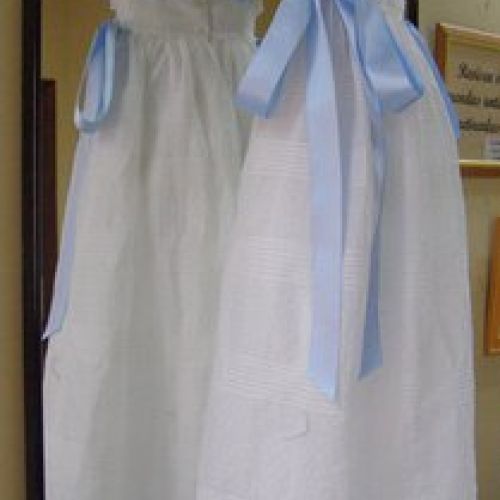 Faldón de bautizo, con lazos, delantero y trasero