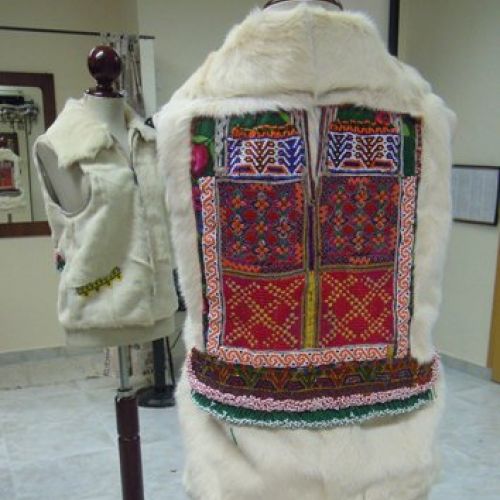 Chaleco adornado con pechera de Afganistán y abalorios afganos (trasero)