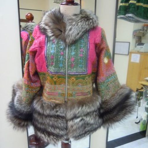 Abrigo confeccionado con telas afganas y piel de zorro (delantero)