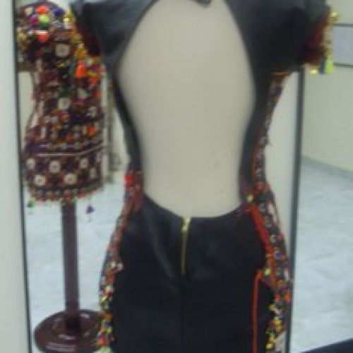 Vestido confeccionado con tela de la India y cuero (trasero)