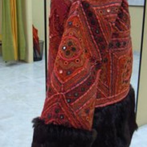 Abrigo confeccionado con tapiz de la India y piel de visón (costado)