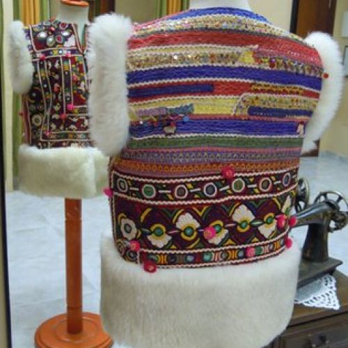 Chaleco étnico vintage realizado en tela india y piel, trasero
