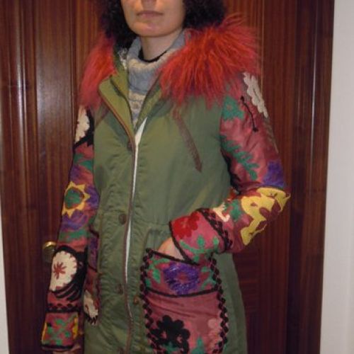 Parka customizada con tela de Uzbekistán y pelo de cordero del Tibet