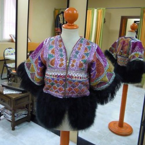 Chaqueta confeccionada con telas de Afganistán y piel de plumas (delantero)