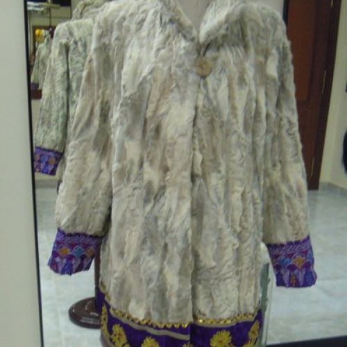 2 Abrigo de piel, después; customización con telas afganas (delantero)