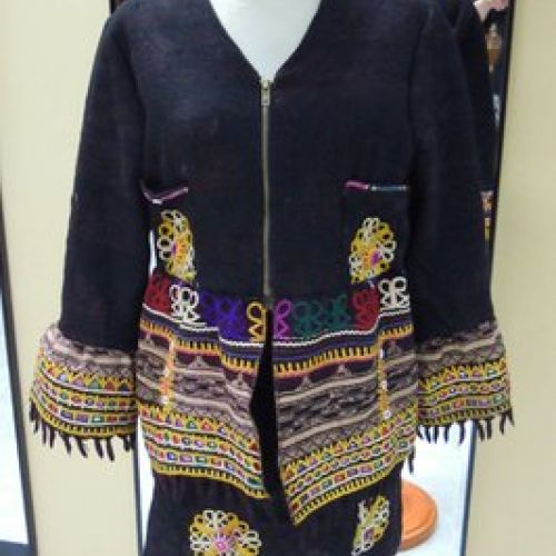 Traje de falda y chaqueta en telas indias, delantero