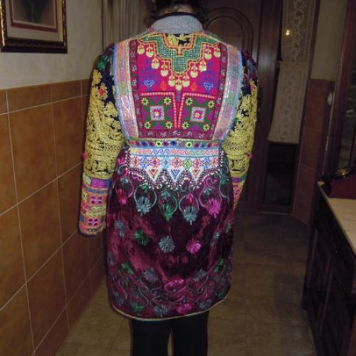 Abrigo étnico vintage confeccionado con telas, abalorios y pechera de Afganistán (trasero)