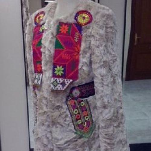 Abrigo adornado con telas de India y Afganistán (lateral)