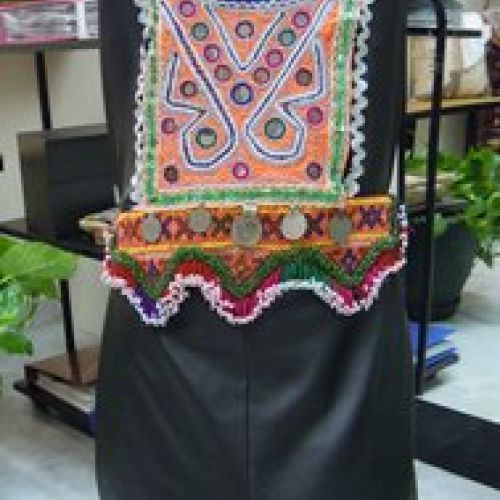 Vestido de cuero adornado con telas y abalorios de Afganistán