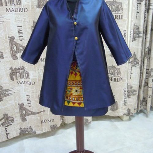 Conjunto de top y falda étnico vintage con abrigo confeccionado con tapiz de India y tafetán (delantero)
