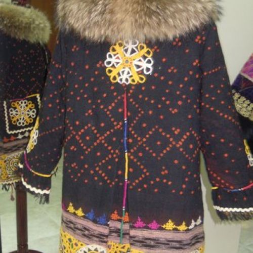 Abrigo confeccionado con tela de lana de Afganistán y cuello de piel de mapache (trasero)