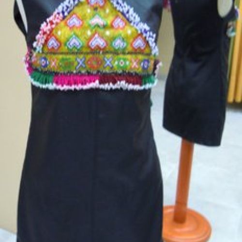 Vestido de cuero adornado con abalorios afganos