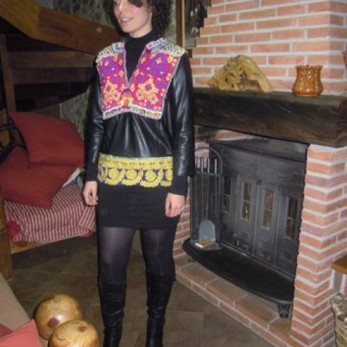 Casaca étnico vintage confeccionada con napa y telas y abalorios afganos (delantero)