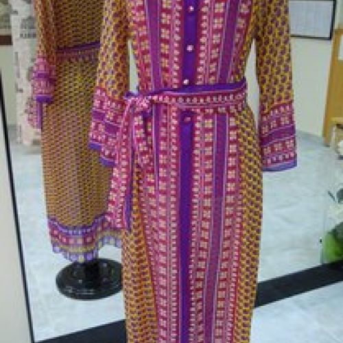 Vestido camisero confeccionado con tela de sari (delantero)