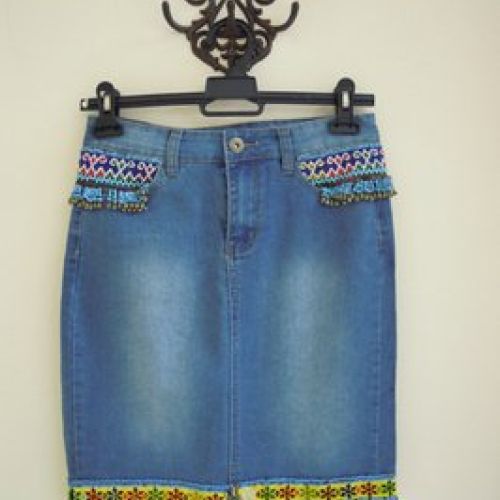 Falda vaquera adornada con abalorios afganos (delantero)