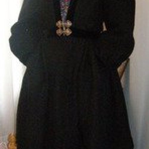 Finalmente se colocaría la última saya de color marrón o negro y la chaqueta del mismo color que la saya final.