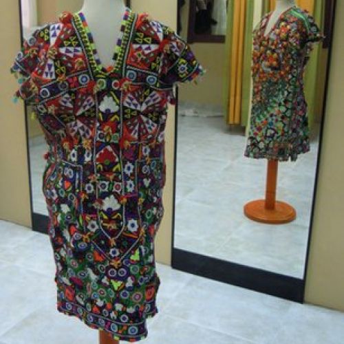 Vestido verde confeccionado con telas indias, trasero