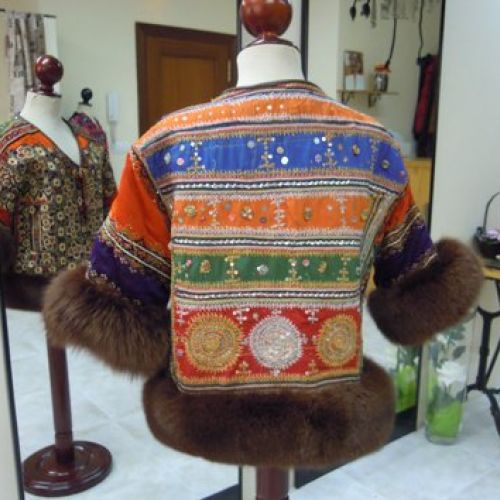 Chaqueta confeccionada con telas indias y visón (trasero)